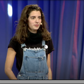 Sara Marchena, en el programa “Luar” con la camiseta del movimiento “Defende A Galega”.