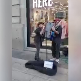 Fito cantando en Gran Vía junto al músico callejero.