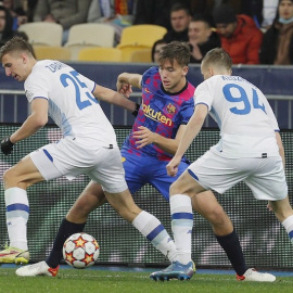 El joven Nico escoltado por dos jugadores del Dinamo de Kiev.- EFE