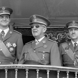 Juan Carlos de Borbón junto al dictador Francisco Franco. EFE