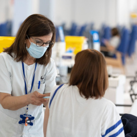 13/01/2022 Una mujer recibe la tercera dosis de la vacuna contra la covid 19