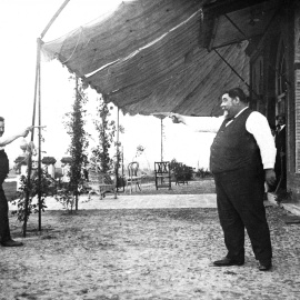 Imagen de Otto Engelhardt, presente a la izquierda de la instantánea.