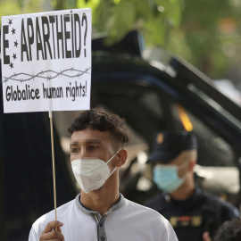 10/09/2021.- Un joven con un cartel en el que se lee: 'Apartheid?', en una concentración frente al Ministerio del Interior para exigir la reforma del Reglamento de Extranjería. Eduardo Parra / Europa Press