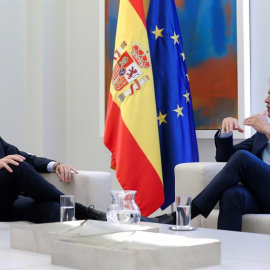 El presidente del Gobierno en funciones, Pedro Sánchez (d), durante la reunión que ha mantenido este lunes con el líder del PP, Pablo Casado, en el marco de la ronda de contactos con los principales partidos de la oposición para analizar la situación