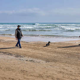 Varias personas pasean por la playa de Gandía, València.