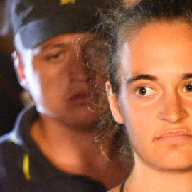 Carola Rackete, capitana del Sea Watch 3, es detenida en el puerto de Lampedusa. / REUTERS