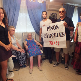 Carmen y Rosa, afectadas por los 'pisos cárceles', junto a varios de sus vecinos / Público