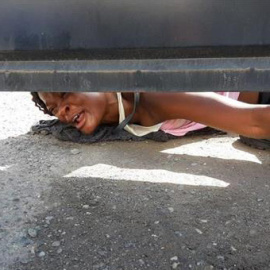 Una mujer haitiana pide ayuda para ella y su hijo desde el interior del albergue Siglo XXI en la ciudad de Tapachula, en el estado de Chiapas (México). - EFE