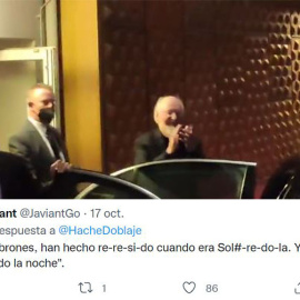 John Williams aplaudiendo durante el homenaje a la salida del teatro.