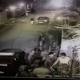 Imagen de la detención del opositor venezolano Leopoldo López en la madrugada del 1 de agosto de 2017 Twitter/Lilian Tintori/via REUTERS