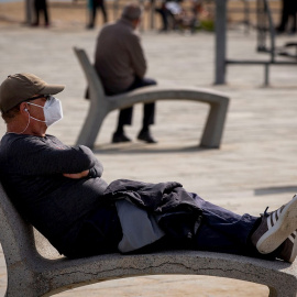 Un hombre toma el sol este miércoles en la playa de la Nova Icaria de Barcelona.