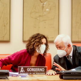 La ministra de Hacienda y Función Pública, María Jesús Montero Cuadrado, conversa con el presidente de la Comisión de Hacienda y Función Pública, Eloy Suárez Lamata. — Ricardo Rubio / Europa Press