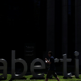El logo de Abertis en el exterior de su sede en Madrid. REUTERS/Susana Vera