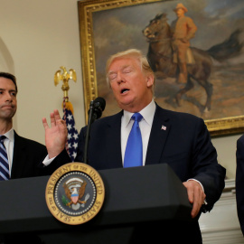 El presidente estadounidense Donald Trump, durante el anuncio sobre la reforma migratoria, junto a los senadores Tom Cotton y David Perdue, en la Casa Blanca.  REUTERS/Carlos Barria