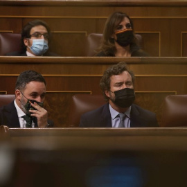 El líder de Vox Santiago Abascal y el portavoz, Iván Espinosa de los Monteros, durante el pleno del Congreso celebrado el 30 de noviembre de 2021. EFE/ Kiko Huesca
