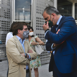 El alcalde de Madrid, José Luis Martínez-Almeida (i), conversa con el secretario general de Vox y portavoz de la formación en el Ayuntamiento de Madrid, Javier Ortega Smith. — Óscar Cañas / Europa Press