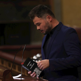 El portavoz parlamentario de ERC, Gabriel Rufián, durante su intervención en el pleno del Congreso el 14 de diciembre de 2021.- EFE/ Kiko Huesca
