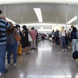 Cues als controls de seguretat del Prat. EFE/Alejandro García