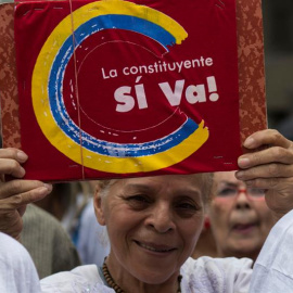 Simpatizantes del Gobierno participan en una concentración a favor de la constituyente en Caraca. EFE/Nathalie Sayago