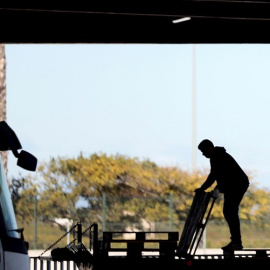 Un operario mueve unos palets en la Comunitat Valenciana.- Ana Escobar / EFE