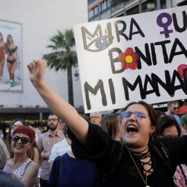 Una joven protesta durante una concentración contra la puesta en libertad provisional de los cinco condenados de La Manada. EFE/Kai Försterling/Archivo