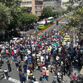 Decenas de iraníes protestan este lunes en Teherán. - AFP / ATTA KENARE
