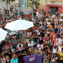 Concentració de rebuig a Molins de Rei per l'agressió sexual múltiple contra una noia de la vila.