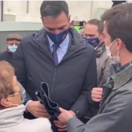 Instante en el que el joven Celma le endilga unas botas camperas a Sánchez.