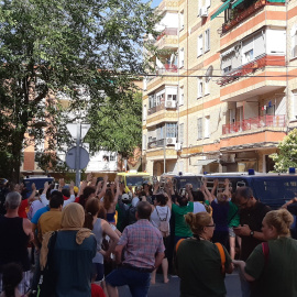 Decenas de vecinos se agolpan en la calle para tratar de impedir el desahucio de una mujer y sus hijos en Parla. /@AlertaDesahucio