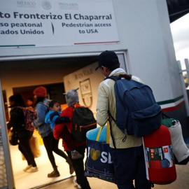 Familias de migrantes que llegan a la frontera sur de Estados Unidos. / Reuters