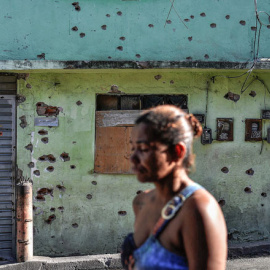 Agujeros de bala en la fachada de la casa donde Henrique de Oliveira, un niño de trece años, fue asesinado con un disparo de bala en una operación policial contra el narcotráfico en la favela de Complexo do Alemao, en Rio de Janeiro /AFP (FABIO TEIXEI