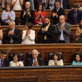 La bancada socialista aplaude durante el pleno del Congreso ante el que comparece el jefe del Ejecutivo, Pedro Sánchez, para informar, con carácter previo, del próximo Consejo Europeo que tendrá lugar a finales de esta semana en Bruselas. EFE/Balleste