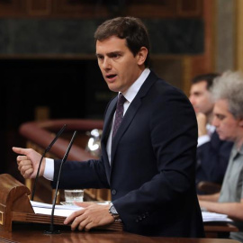 El líder de Ciudadanos, Albert Rivera, durante su intervención en el pleno del Congreso ante el que comparece hoy el jefe del Ejecutivo, Pedro Sánchez, para informar de la posición que trasladará al primer Consejo Europeo al que asiste como jefe del 