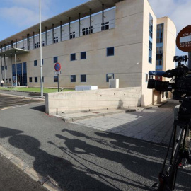 Varios medios de comunicación a las puertas del edificio de los juzgados de San Bartolomé de Tirajana donde esperaban la llegada de los cuatro detenidos sospechosos de agredir sexualmente a una joven la noche de San Juan en el sur de Gran Canaria, una c