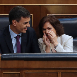 El presidente del Gobierno, Pedro Sánchez,  conversa con la vicepresidenta, Carmen Calvo. EFE/Ballesteros