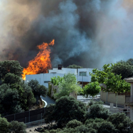 28/06/2019.- Imagen del incendio forestal que se ha declarado en el paraje denominado "Cerro de los Palos", y que ha obligado al desalojo de varias viviendas de urbanizaciones cercanas a la ciudad de Toledo. EFE / Ángeles Visdómine.
