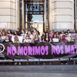 25/06/2018.- Asistentes a la concentración contra la violencia machista después del primer asesinato del año en Aragón por este tipo de violencia que ha sucedido en la madrugada de hoy en Zaragoza al matar un hombre a su pareja y dejar huérfana a la 