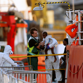 27/06/2018 Un niño que viajaba a bordo del Lifeline es atendido por los equipos de protección civil a su llegada al puerto maltés de La Valeta. REUTERS/Darrin Zammit Lupi