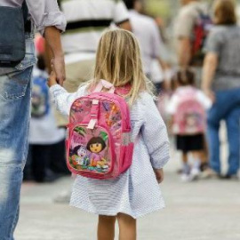 Un padre lleva de la mano a su hija en una calle de Madrid./EFE