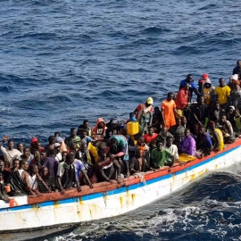 El marisquero Riodomar Cuarto rescató anoche a 215 inmigrantes que se encontraban a la deriva en un cayuco con un motor averiado en el Atlántico, en aguas bajo responsabilidad de Mauritania. EFE/ Cepesca SÓLO USO EDITORIAL NO VENTAS NO ARCHIVO