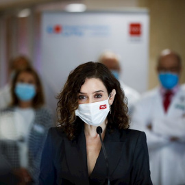 La presidenta de la Comunidad de Madrid, Isabel Díaz Ayuso, durante su visita este viernes 17 de diciembre de 2021 al hospital Carlos III de Madrid.- EFE/David Fernández
