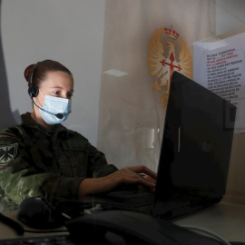 Una mujer trabaja en la Unidad de Verificación Epidemiológica Acuartelamiento de Artillería de la base militar de Fuencarral