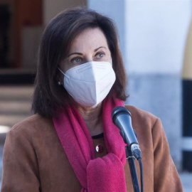 La ministra de Defensa, Margarita Robles, en una visita a una Unidad de Vigilancia Epidemiológica.