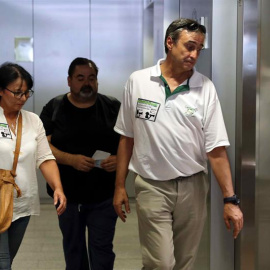 Tres miembros del comité de empresa de Eulen, la empresa encargada de los controles de seguridad en el Aeropuerto de Barcelona-El Prat, a su llegada a la reunión con la compañía. EFE/Toni Albir