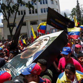 Simpatizantes oficialistas se concentran en apoyo a la instalación de la Asamblea Nacional Constituyente este viernes, en Caracas (Venezuela). EFE/Cristian Hernández