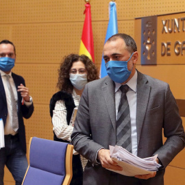 El conselleiro de Sanidad de la Xunta de Galicia, Julio García Comesaña (d) anuncia este viernes las medidas adoptadas para frenar la pandemia del covid19 con el cierre perimetral de Santiago, Teo, Ames y de todas las grandes ciudades de Gali