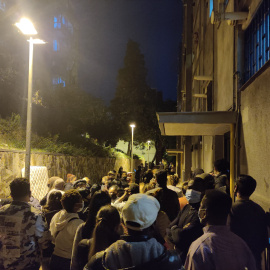 Los Mossos desahucian a una familia con tres menores de noche en Ciutat Meridiana.