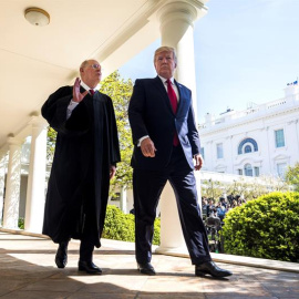 El presidente estadounidense Donald J. Trump conversa con el juez Anthony Kennedy (izda), la voz centrista del Tribunal Supremo de EEUU, en la Casa Blanca de Washington, EE.UU., el 10 de abril del 2017. Kennedy comunicó hoy a Trump que se jubilará el 31