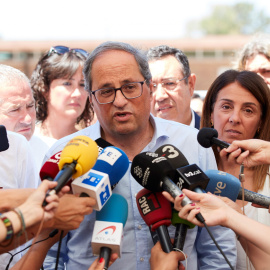 El presidente de la Generalitat, Quim Torra atiende a los medios tras la reunión en el centro de control donde se coordinan las tareas para sofocar el fuego. EFE/Alejandro García