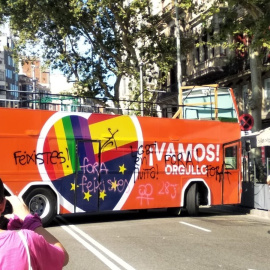 Bus de Cs con pintadas de camino al orgullo de Barcelona   | @ARRAN_JOVENT